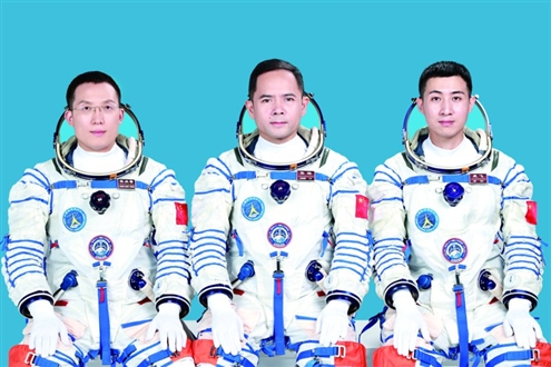 执行神舟二十一号载人飞行任务的航天员乘组由张陆(中)、武飞(右)、张洪章3名航天员组成。张陆担任指令长。新华社发